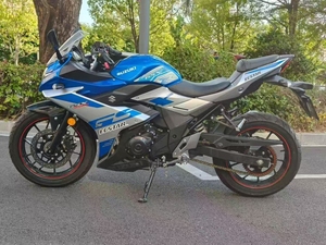 <span class=keywords><strong>Moto</strong></span> <span class=keywords><strong>sportive</strong></span> <span class=keywords><strong>Suzuki</strong></span> GSX250R d'occasion, 250 cm³, bicylindre en parallèle, refroidissement liquide et conviviale pour les débutants - Product Image 4