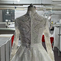 Robe de mariée en dentelle style cour, col en V, col montant, richement perlée, avec longue traîne, longueur ras du sol