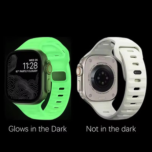 Mới Đến Màu Đen Khóa Smartwatch Vòng Đeo Tay Thoáng Khí Silicon Dây Đeo Thể Thao Silicone Thông Minh Ban Nhạc Đồng Hồ Cho Apple Loạt Đồng Hồ - Product Image 5