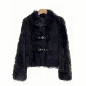 Nuovo Cappotto Invernale da Donna Boying in Ecopelliccia di Volpe - Giacca Integrata in Finta Pelliccia Tinta e Tessuta, Ecologica e Personalizzabile - Product Image 5