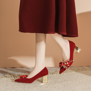 Zapatos de Novia Elegantes con Tacón Grueso y Punta en Pico, Decorados con Flores Rojas, para Ceremonia de Boda - Product Image 4