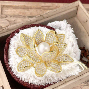 Broche Fleurie Plaqué Or de Qualité Supérieure avec Strass et Perles pour Femme – Idéale pour Mariage et Cadeau - Product Image 2