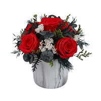 Bouquet de roses éternelles préservées dans un vase en céramique, centre de table pour mariage, décoration de table