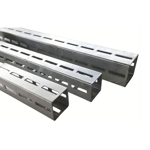 Poteaux profilés carrés à fentes pour charges lourdes, personnalisables - Product Image 1