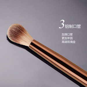 Brocha iluminadora Hg6 Flame de 15 mm con pelo sintético y mango de aluminio para sombra de nariz y aplicación de colorete. - Product Image 3