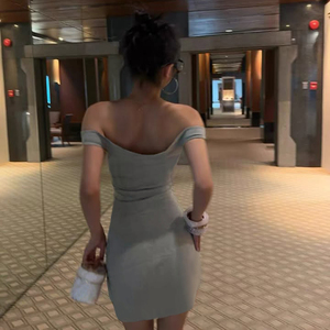 Robe mini moulante grise style streetwear américain, à épaules dénudées, avec rivets et découpes, coupe ajustée, simple et polyvalente pour femme - Product Image 5