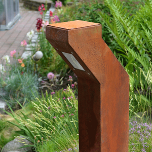 Lámpara de Jardín Geométrica Moderna de Acero Corten, Columna de Luz Cuadrada para Patio Contemporáneo - Product Image 1