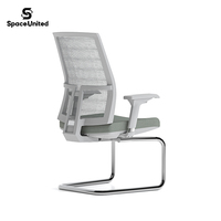 Chaise de conférence cantilever SpaceUnited Chrome avec dossier en maille, chaise visiteur à base renforcée pour réunions