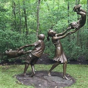 Vente flash Nouvelle statue d'enfants en bronze Meilleurs amis jouant dans le jardin Sculpture en métal personnalisée Modèle imprimé en laiton Technique - Product Image 5
