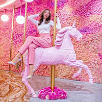 Statue de cheval de carrousel doré en fibre de verre pleine grandeur pour centre commercial à vendre