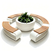 Banc de jardin en FRP blanc sur mesure avec pot de fleurs central et lattes en bois pour centre commercial, aéroport, place publique