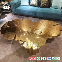 Ensemble de tables basses sculpturales haut de gamme en laiton poli doré, design anneau d'arbre organique, mobilier complet pour villa et hôtel