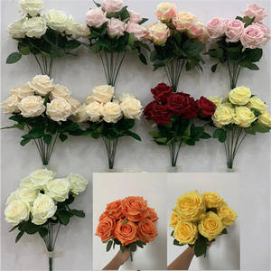 باقة من الزهور الصناعية البيضاء التي تحتوي على 9 رؤوس تُحف الصورة في حفلات الزفاف وتتميز بتصميمها الوردي المتميز بخلاصة الأزهار الصناعية - Product Image 5