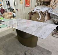 Table à manger de luxe Foshan, style designer, en pierre frittée, pour villa, avec base métallique en forme de bateau