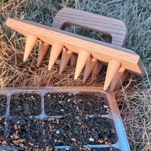 12-होल सीड डिब्बर, लकड़ी के हैंडल के साथ डिब्बर गार्डन टूल - Product Image 2