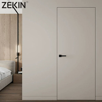 Porte en bois massif et aluminium à ouverture latérale étanche, profil mince, charnière encastrée, espace optimisé pour appartement urbain et école