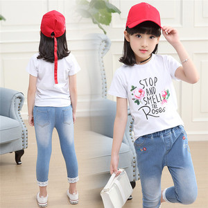 Ensemble deux pièces pour filles : T-shirt à manches courtes à motif floral et pantalon en jean court – Vente en gros - Product Image 4