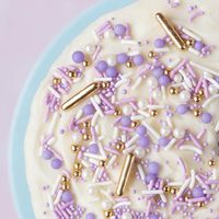 Mélange de décorations comestibles pour gâteaux : Sprinkles violet, blanc et or, Jimmies violet pastel, Boules de sucre perlées, Sprinkles en tiges or métallisé