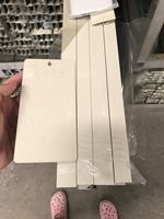 Revêtement en poudre industriel noir et blanc pour profilés en aluminium de cuisine, disponible en champagne, pour découpe, pliage et soudage.