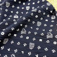 Tissu en coton seersucker bleu marine imprimé motif cassette et lettres LOVE, 80 GSM, 80S, léger, en stock, vente en gros pour chemises et robes