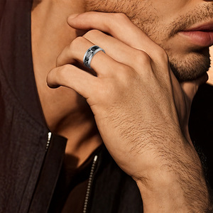 La bague en acier inoxydable avec croix de Jésus, populaire et best-seller, ne se décolore pas. C'est une bague de baptême chrétienne au design tendance - Product Image 3