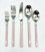 Ensemble de couverts de qualité supérieure en acier inoxydable 18/10, design tendance nordique moderne, manche de qualité restaurant.