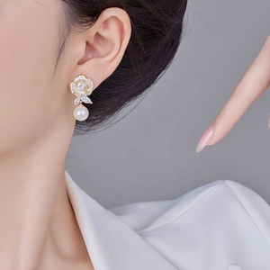 Boucles d'oreilles clous géométriques en zircon imitation perle de camélia glacée française, plaquées or, aiguille, haut de gamme, simples, élégantes, pour femmes - Product Image 5