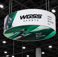 Stand d'exposition moderne pour marque sportive avec enseigne suspendue circulaire et présentoirs en acrylique transparent pour l'événement de course