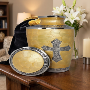 Urne funéraire en laiton de style américain pour cendres, urne commémorative décorative avec croix argentée, vase de table - Artisanat indien - Product Image 3