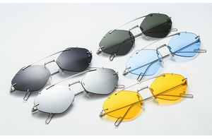 Gafas de Sol de Moda Nuevas 2021 para Mujer, Gafas de Sol Retro con Marco de Metal y Decoración de Remaches, Estilo Polígono con Cristales de Diamante - Product Image 6