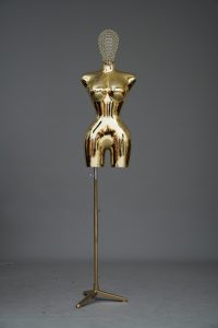 Maniquí de Plástico Cromado Dorado y Plateado, Modelo Afroamericana de Talla Grande con Busto y Trasero Grandes, Estilo de Pie, Parte Superior del Cuerpo, Cabeza y Piernas - Product Image 6