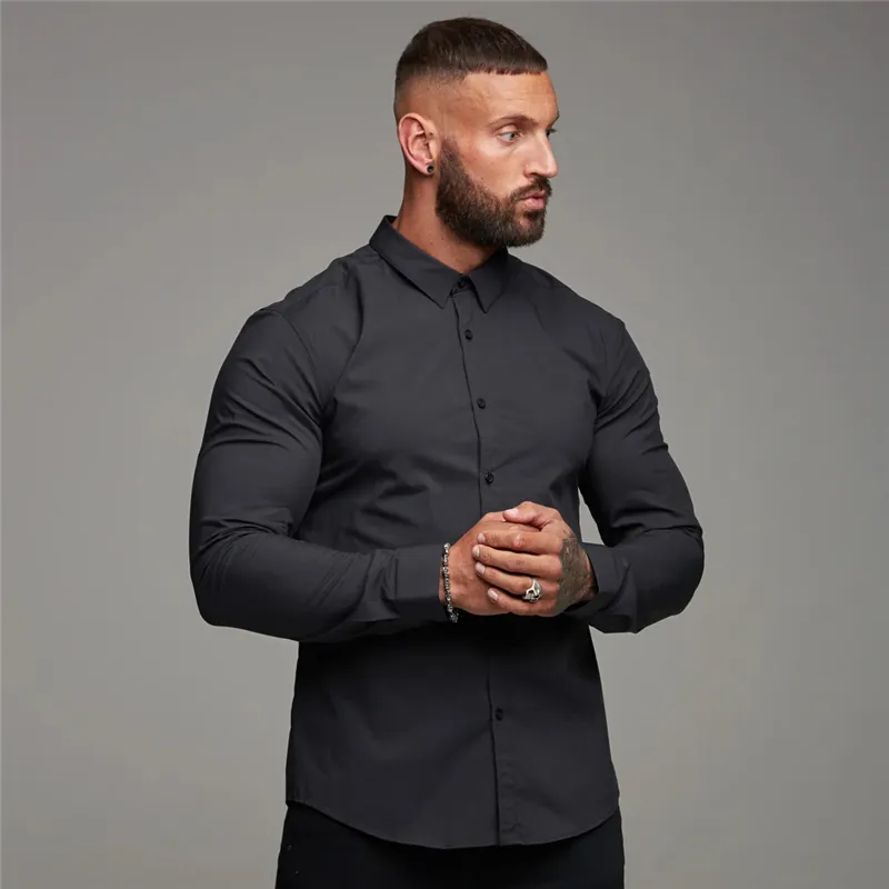 Nouvelle mode de chemise unie à manches longues pour hommes, chemise habillée d'affaires sociales super mince pour hommes, vêtements de sport de gymnastique et de fitness