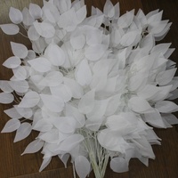 Vente en gros Faveur pour mariage et événement Feuille de banian blanc Feuilles d'eucalyptus artificielles Fleurs artificielles blanches