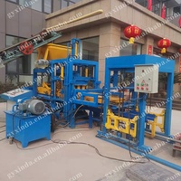 Machine automatique de fabrication de blocs creux haute capacité avec pression hydraulique et moteur et boîte de vitesses pour la production de pavés en ciment