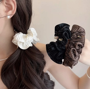 Gomas para el pelo de satén grandes a la moda para mujer, diseño plisado con volantes, lazo elástico de flores de Color sólido para estilo de fiesta - Product Image 2
