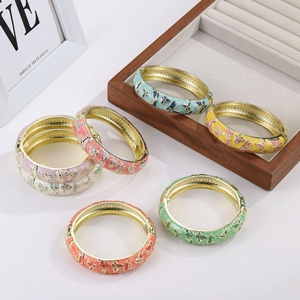 Bracelet jonc large à charnière à ressort en alliage de zinc plaqué or, émail cloisonné papillon gaufré, couleurs pastel variées pour femme, vente en gros - Product Image 2