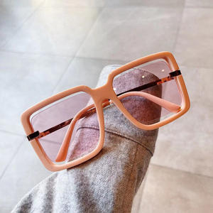 แว่นกันแดดกรอบสี่เหลี่ยมสีชมพูผู้หญิงแฟชั่นน้ำหนักเบาเลนส์พีซีประเภท 3 แว่นกันแดดสำหรับงานปาร์ตี้ชุดเวที - Product Image 1