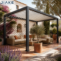 Pergola à lames orientables en aluminium de style méditerranéen, espace de repos pour cour, avec décor terracotta chaleureux, pour jardin ensoleillé, patio et villa