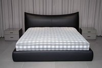 Lederbett - Modernes Luxus-Lederbett für Hochwertige Hauptschlafzimmer mit Schwarzer Weicher Bezugsfläche. Doppelbett im italienischen Minimalist-Stil.