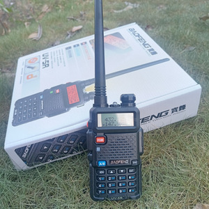 Radio bidirectionnelle Baofeng UV-5R VHF/UHF double bande avec batterie 2800 mAh, radio d'extérieur avec protection IP54 contre la poussière, communication longue portée - Product Image 1