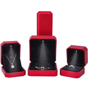 Großhandel individuelles Logo Luxus-Schmuck-Vorführbox Ring Halskette Armband Kette Rote Farbe Ohrringe Led-Schmuckbox mit Licht
