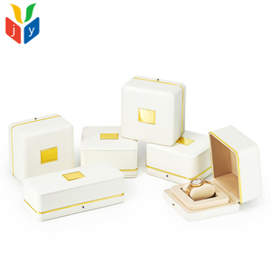 Scatola di Lusso in Pelle Bianca per Anelli e Bracciali, Interno in Tessuto Satinato, Cornice in Metallo Dorato <span class=keywords><strong>con</strong></span> Targhetta Incisa, Confezione per Gioielli - Product Image 6