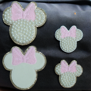 Testa di topo pronta con bordo glitterato pieno di perle con perline in ciniglia ricamata in ferro per borse in pelle - Product Image 1