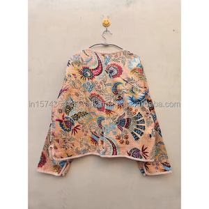 Chaqueta Reversible Acolchada de Algodón Gudri Kantha Hecha a Mano con Patrón Floral Ecológico y Encanto Bohemio, Arte Vestible Cómodo - Product Image 6