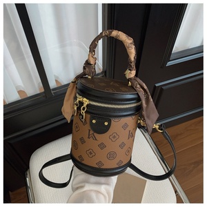 Sac fourre-tout en cuir PU de haute qualité, de style bohème, pour femmes, sac à bandoulière tendance, fermeture éclair, imperméable, logo personnalisé - Product Image 4
