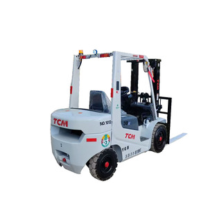 Montacargas TCM FD30 Usado Original de Japón, 3T 5T, Diésel, Hidráulico, Desplazador Lateral, Neumáticos Sólidos, Mástil de Dos Etapas, Pocas Horas de Trabajo - Product Image 1