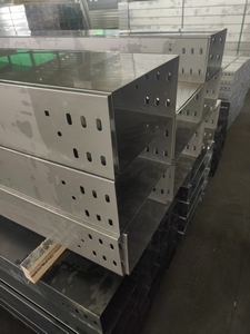 Goulotte de câblage industrielle ventilée en acier, finition galvanisée à chaud, capacité de 80 câbles, pour environnements extérieurs difficiles - Product Image 4