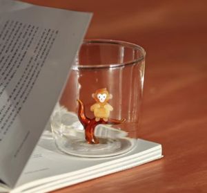 Toptan özel cam kupa içinde <span class=keywords><strong>3D</strong></span> maymun ile el üflemeli cam kulplu fincan kahve fincanı yılbaşı hediyeleri - Product Image 3
