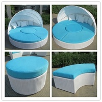 Cama de día de mimbre para todo tipo de clima al aire libre con sombrilla Venta caliente Sofá cama redondo de mimbre Patio junto a la piscina Cama de playa redonda con dosel