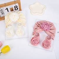 Gorro de bebé para niñas de algodón supersuave al por mayor y conjunto de calcetines florales de alta elasticidad de lujo rosetas turbante conjunto de calcetines para recién nacidos